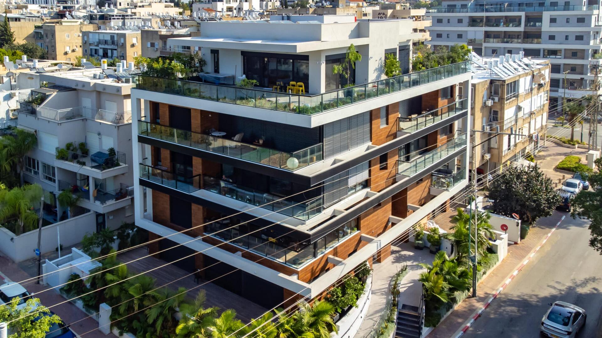 חיפוי בלוחות פייבר צמנט, HPL ואלומיניום