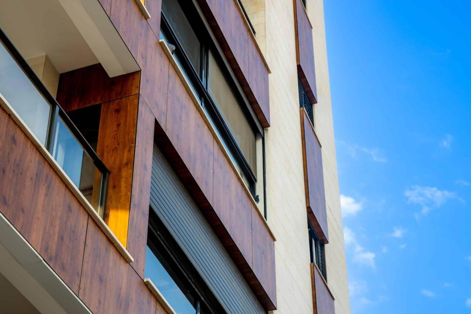 כל מה שצריך לדעת על חיפוי HPL ויישום לוחות HPL דמוי עץ בחזיתות