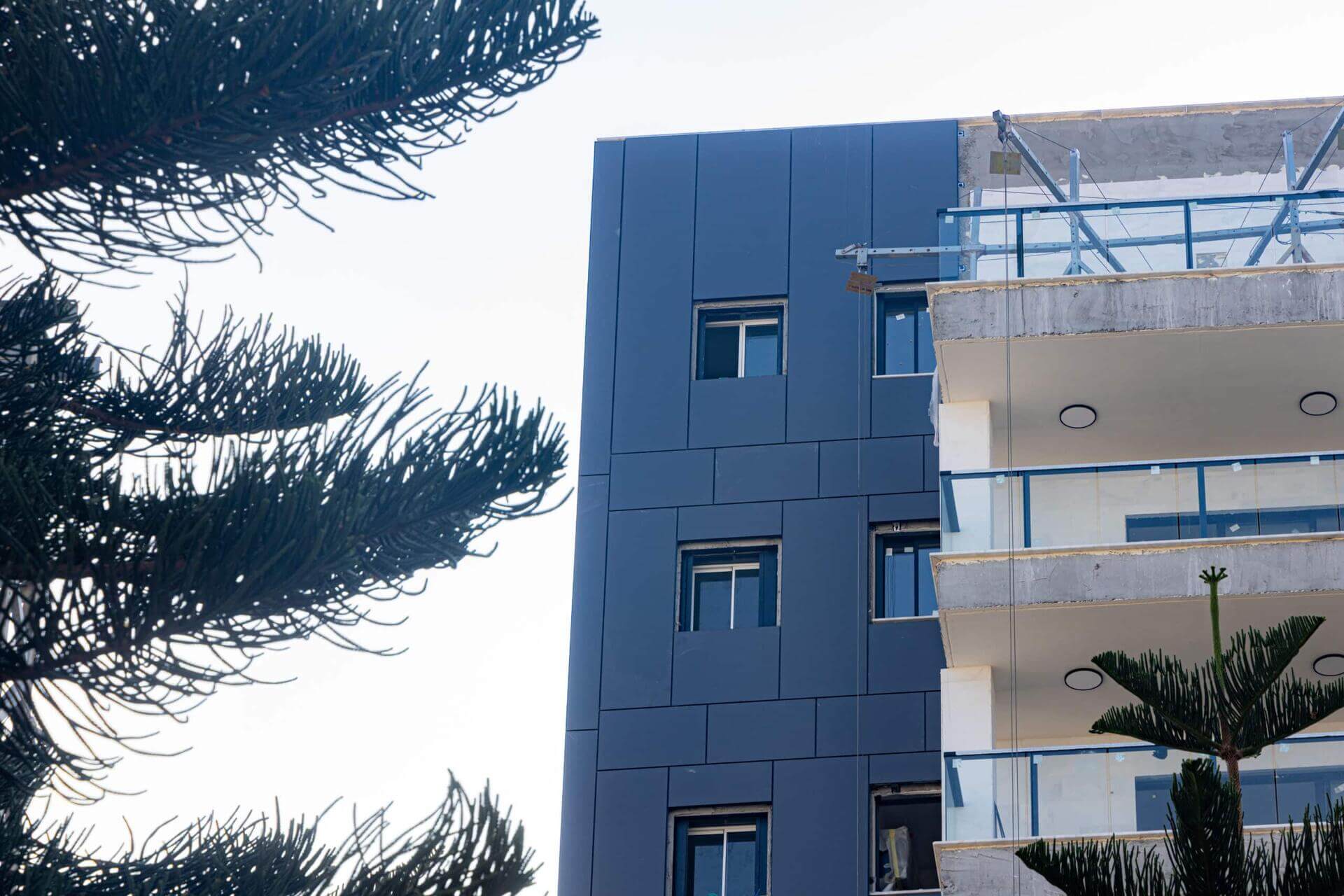 עיצוב צורני והתאמה אישית בביצוע חיפויי אלומיניום למבנים מורכבים